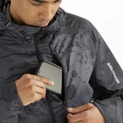 Salomon Bonatti Cross Full Zip Hoodie Homme -Sportswear Magasin main LC1868000 5 MOD bonatticrossfzhoodie deepblackaoperiscope chestpocket m.pn 6fea