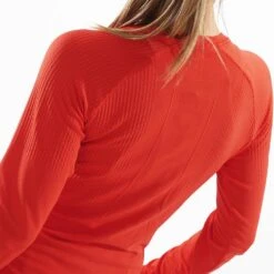 Salomon Sense Long Sleeve Tee Femme Rouge 15 Salomon Sense Long Sleeve Tee Femme Rouge -Sportswear Magasin main LC1878400 4 MOD senselstee fieryred fabricdos w.png.high res 2d67