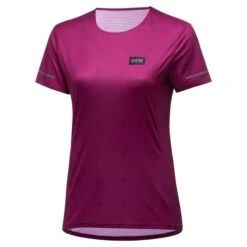 Gore Wear Contest Daily T-Shirt Femme Violet -Sportswear Magasin main eyJwYXRoIjoiZ29yZVwvYWNjb3VudHNcL2U0XC80MDAwMTU5XC9wcm9qZWN0c1wvMzIxXC9hc3 510e